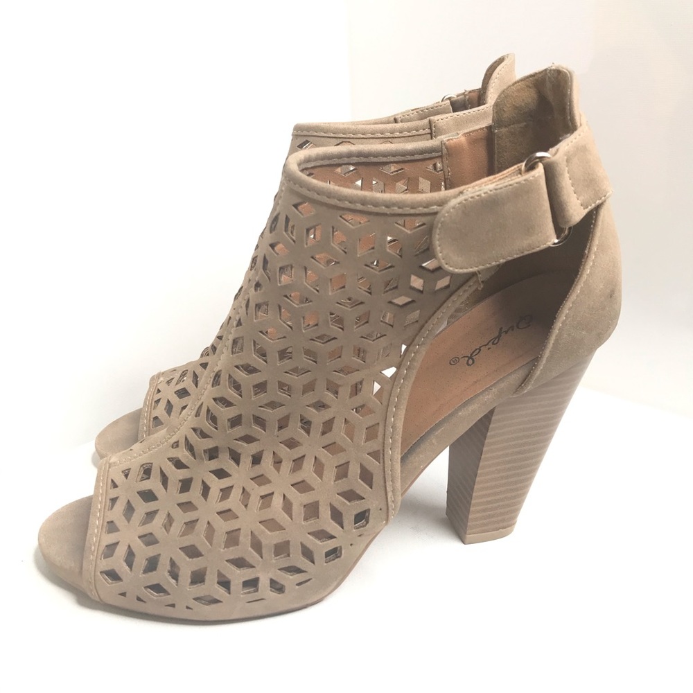 QUPID. Tan peak toe heeled sandals. Size 8.5